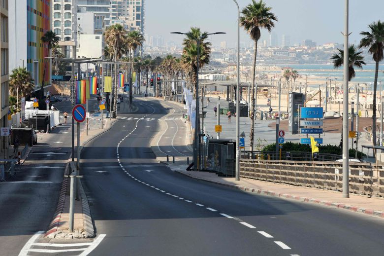 13일 이란이 이스라엘의 공습에  대한 보복 공격으로 100대의  드론을 발사한 가운데 이스라엘 텔아비브 거리가 텅 비어 있다. /AFP 연합뉴스