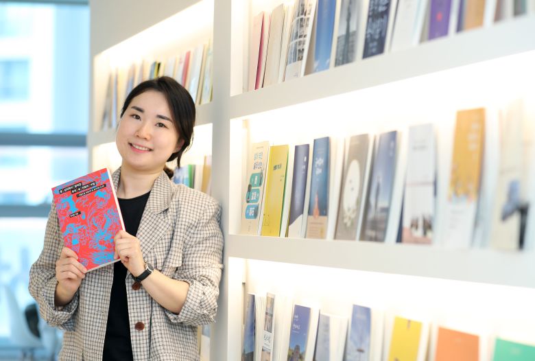 5일 경기도 과천에 위치한 출판사 '이분의일' 사무실에서 탈북민과 취약계층을 대상으로 자서전 제작 봉사를 하고 있는 방수영 대표가 포즈를 취하고 있다. /장경식 기자