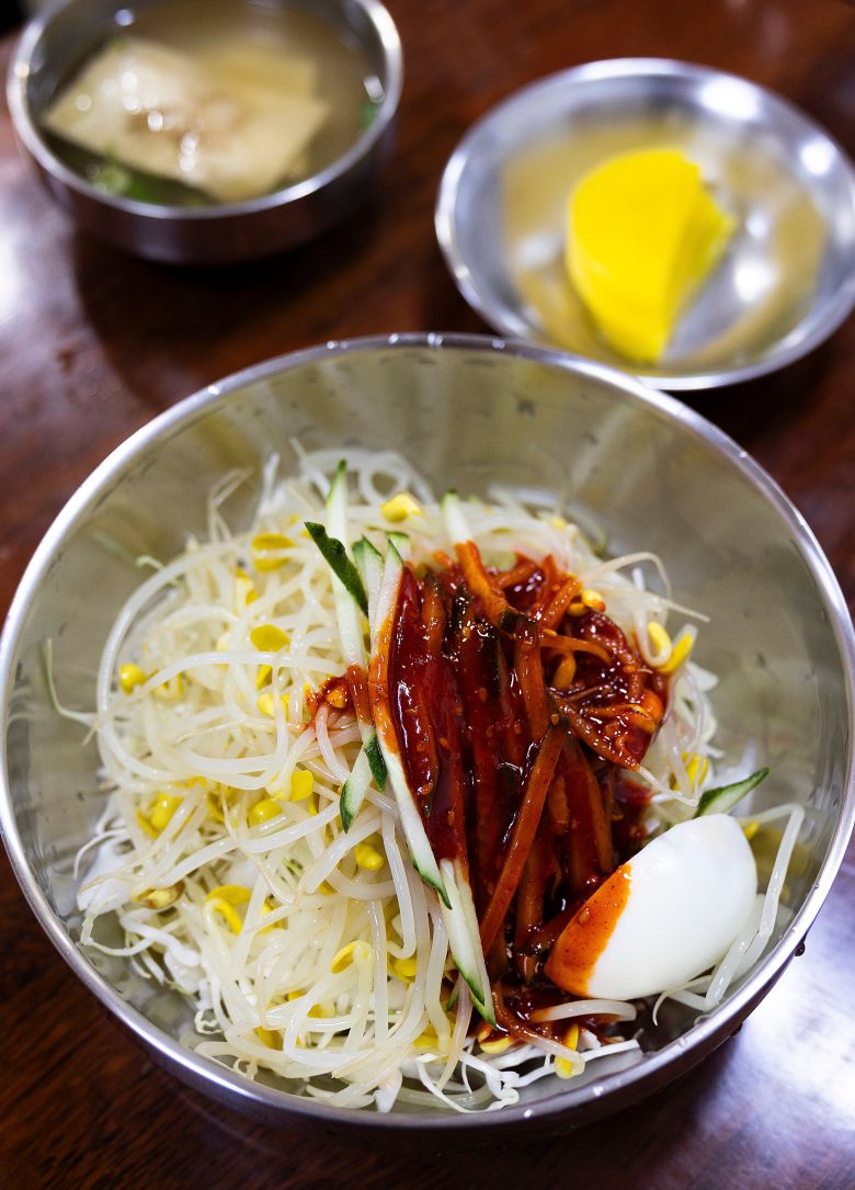 콩나물과 양배추, 오이 등을 듬뿍 올린 '성흥분식'의 쫄면. 매콤달콤하던 추억의 분식집 쫄면 맛 그대로다. / 이경호 영상미디어 기자