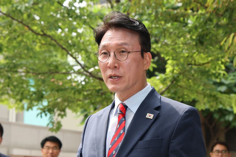 김민석 국무총리 후보자가 지난 13일 서울 종로구 금융감독원 연수원에 마련된 인사청문회준비단 사무실로 출근하며 자신의 신상 관련 의혹을 해명할 계획을 설명하고 있다. /뉴스1