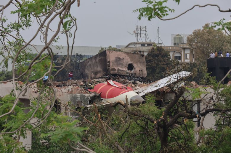 인도 서부 아메다바드 공항 인근에서 추락한 에어인디아 보잉 787-8 여객기의 잔해. /EPA 연합뉴스