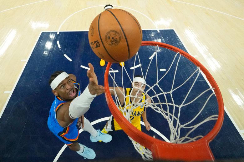 오클라호마시티 썬더의 샤이 길저스 알렉산더(왼쪽)가 14일 인디애나와의 NBA 챔피언결정 4차전에서 골 밑 슛을 시도하고 있다. 그는 승부처였던 4쿼터에 15점을 몰아치며 역전승에 앞장섰다. /Kyle Terada-Imagn Images 연합뉴스