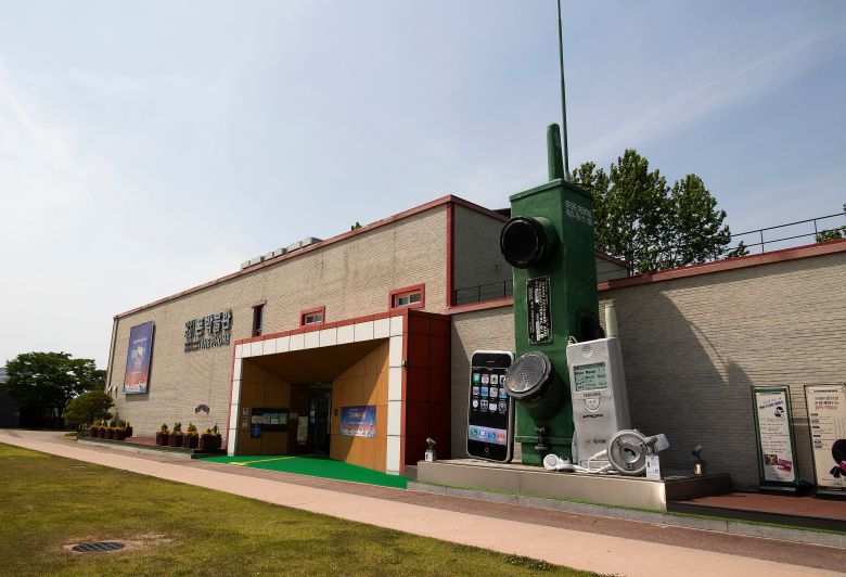 '금은모래강변공원'과 '금은모래캠핑장' 부근에 있는 '폰박물관'에선 '폰' 하나로 시간 여행을 떠나볼 수 있다. /  이경호 영상미디어 기자