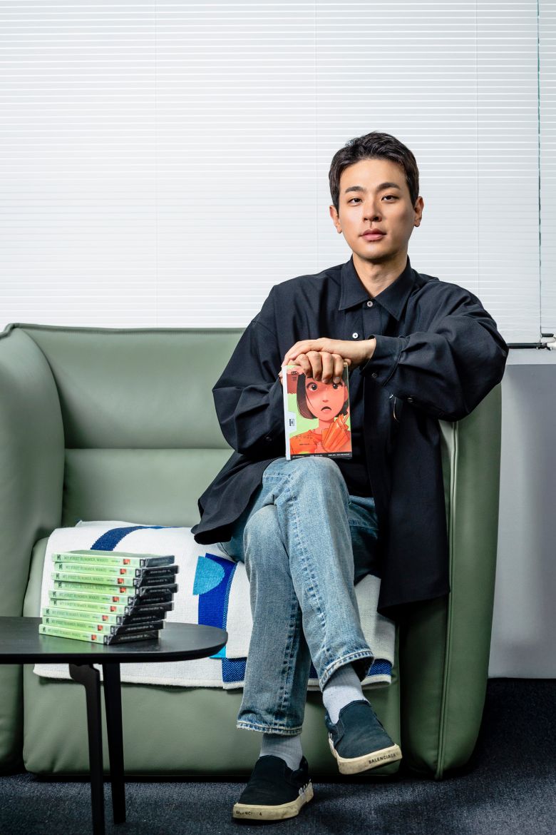 배우 박정민이 소설 '첫 여름, 완주'를 들고 포즈를 잡았다. 듣는 소설로 먼저 제작된 이 책은 책 표지도 카세트테이프처럼 꾸몄다. /이건송 영상미디어 기자