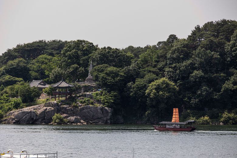 출렁다리를 통해 남한강을 건너 '금은모래강변공원'에서 바라본 천년고찰 '신륵사'. / 이경호 영상미디어 기자