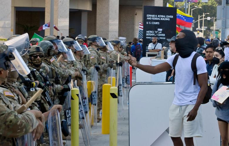 12일 군복을 차려 입고 방패를 든 캘리포니아 주 방위군 앞으로 이민자 추방 정책에 반대하는 시위에 참가한 시민들이 마주 서있는 모습. /UIP 연합뉴스2일 군복을 차려 입고 방패를 든 캘리포니아 주 방위군 앞으로 이민자 추방 정책에 반대하는 시위에 참가한 시민들이 마주 서있다. /UIP 연합뉴스