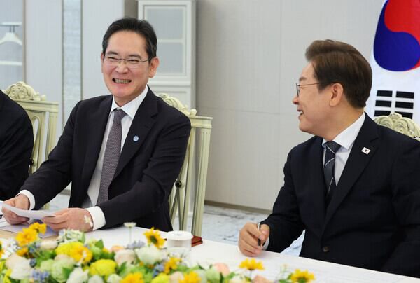 이재명 대통령이 13일 서울 용산 대통령실에서 열린 6경제단체와 기업인 간담회에서 이재용 삼성전자 회장과 대화를 나누고 있다. /뉴시스