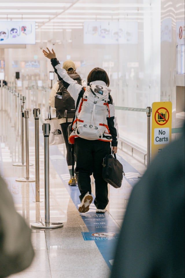 ‘걱정 마시라!’ 보내는 이들이 내 뒷모습을 끝까지 지켜볼 것만 같아 일부러 뒤돌아보지 않았다. /노스페이스