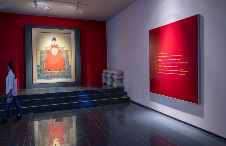 '세종대왕릉' 입장 전 들러볼 만한 '세종대왕역사문화관'. 표준 영정을 비롯해 세종대왕의 생애와 업적 관련 전시물을 살펴볼 수 있다. / 이경호 영상미디어 기자