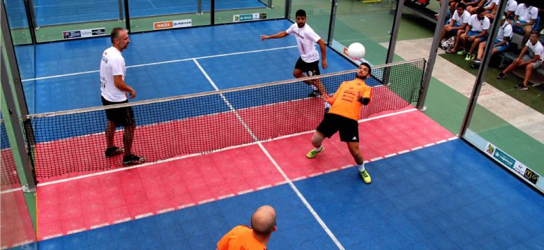 빠델에 축구를 결합한 신종 스포츠 '빠드볼' 경기 한 장면. /Padbol®