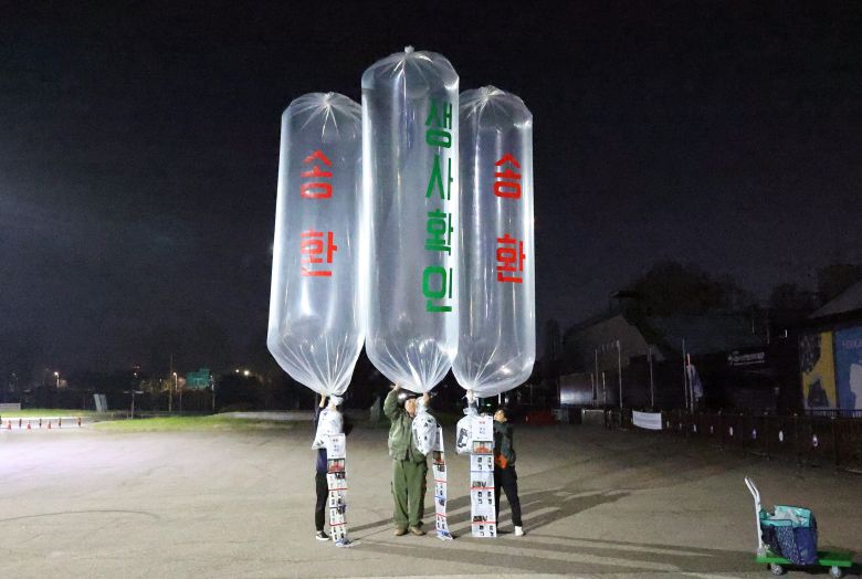 최성룡 납북자가족모임 대표를 비롯한 회원들이 지난 4월 대북전단을 살포하고 있는 모습./뉴스1