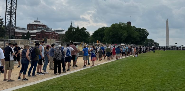 14일 미국 워싱턴 DC 내셔널 몰 일대에 육군 창설 250주년 퍼레이드를 보려는 시민들이 줄을 서 있다. /워싱턴=김은중 특파원