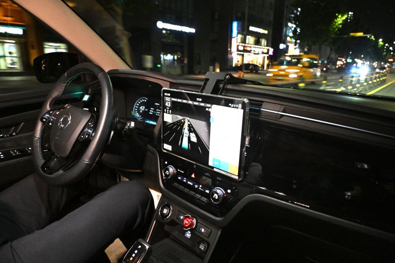 서울시가 운행중인 야간 자율주행택시의 모습/서울시