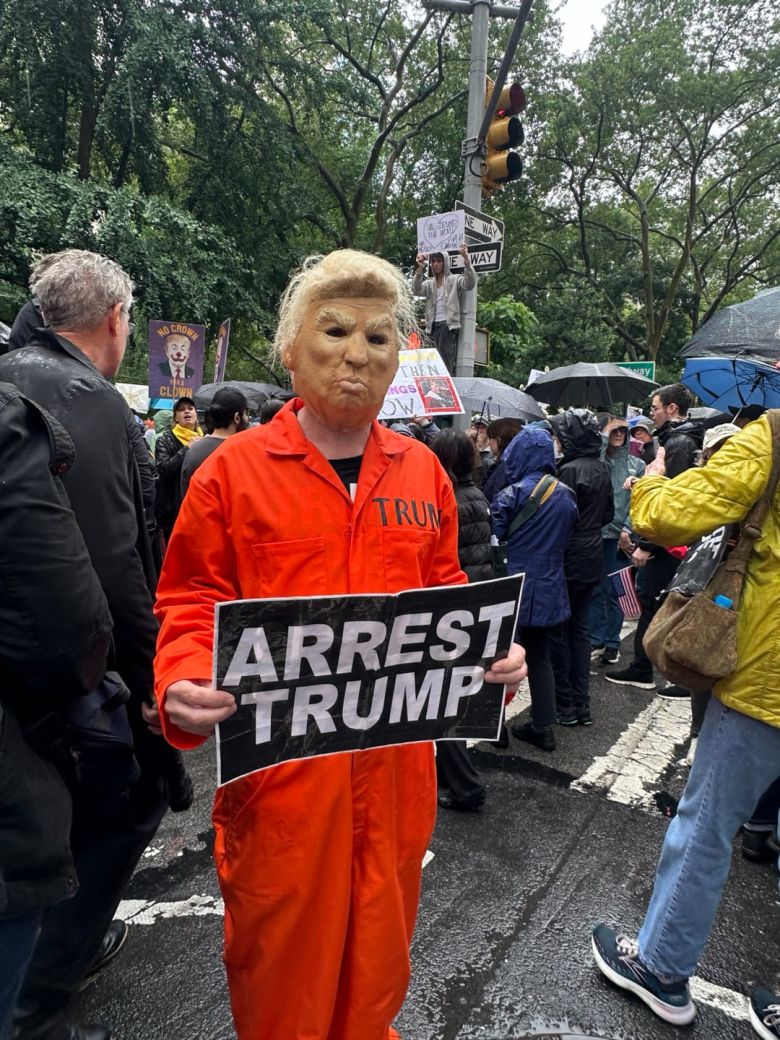 14일 열린 시위에서 도널드 트럼프 대통령이 죄수복을 입은 형상을 한 시위 참가자가 눈에 띄었다./윤주헌 특파원