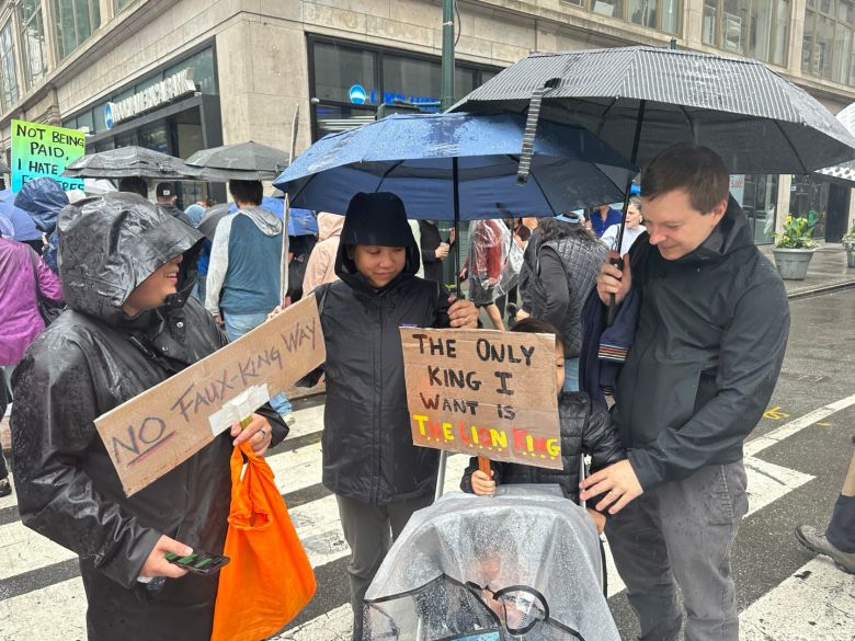 14일 시위대 속에서는 유모차를 끌고 나온 가족이 여럿 보였다. /윤주헌 특파원