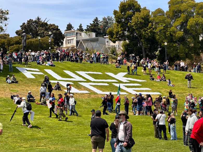 14일 샌프란시스코에서 열린 '노 킹(No Kings)' 시위 현장의 모습./오로라 특파원