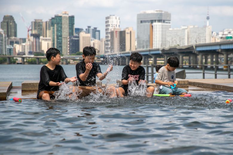 15일 오후 서울 영등포구 여의도 물빛광장에서 어린이들이 더위를 식히는 물놀이를 즐기고 있다. 이날 전국 곳곳에 올해 첫 폭염주의보가 내려졌다. /장련성 기자