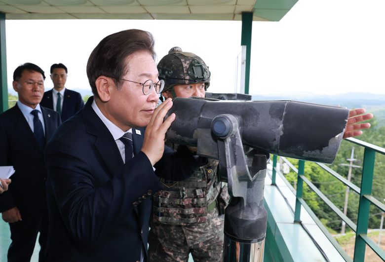 이재명 대통령이 13일 경기도 연천군 육군 25사단 비룡전망대에서 망원경으로 북측 지역을 살펴보고 있다./연합뉴스