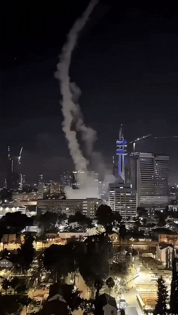 13일 이스라엘 텔아비브 중심에 이란 탄도미사일이 떨어지고 있다. /X(옛 트위터)