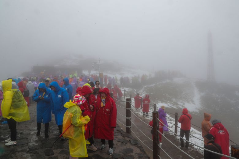 지난 11일 백두산 정상(북파)은 비바람과 안개로 천지를 목격할 수 없었다. 이날 기온은 7도 정도였지만, 강하게 부는 비바람에 체감온도는 영하권에 가까울 정도였다. 대부분의 관광객들은 두꺼운 패딩을 입었다. 사진은 북파 정상에 올랐지만, 안개 등으로 천지를 보지 못한 관광객들이 실망한 채 하산하는 모습.  /박성원 기자