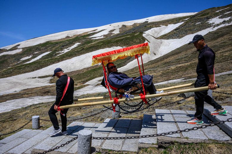 12일 백두산 서파산문에서 천지를 향해 올라가는 계단길. 백두산 서파 코스는 1442개의 계단을 올라야 하기 때문에 가마꾼들이 승객을 싣고 나르는 모습을 쉽게 목격할 수 있다. 가마꾼들은 2인 1조로 움직이며, 가격은 150~400위안 정도 된다. /박성원 기자