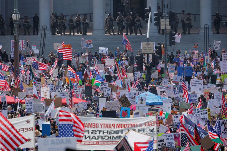 14일 미 캘리포니아주 로스앤젤레스 시청 앞에서 도널드 트럼프 대통령의 정책에 반대하는 시민들이 대규모 시위를 벌이고 있다. /로이터 연합뉴스