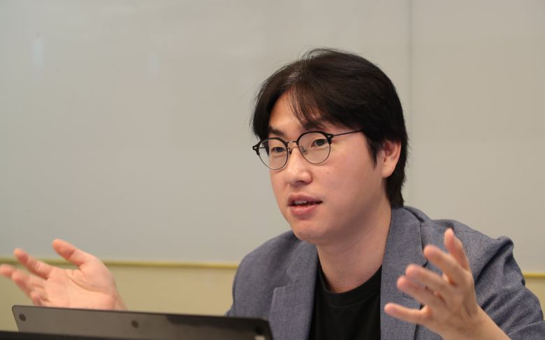 하정우 AI미래기획수석이 네이버퓨쳐 AI센터장이던 2024년 10월 서울 강남구  테헤란로 N타워에서 가진 조선일보와의 인터뷰에서 소버린AI의 필요성에 대해 말하고 있다./전기병 기자