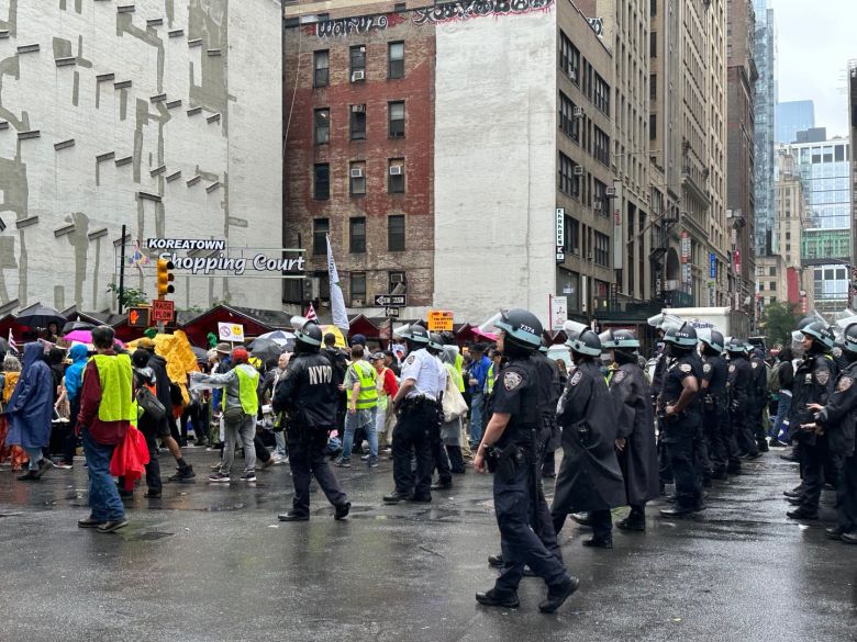 시위대의 가장 끝에 가보니 뉴욕 경찰이 따라오고 있었다. 그 앞에는 행사 주최 측이 형광색 조끼를 입고 시위대와 경찰 사이에 섰다. 아무런 충돌이 없었다./윤주헌 특파원