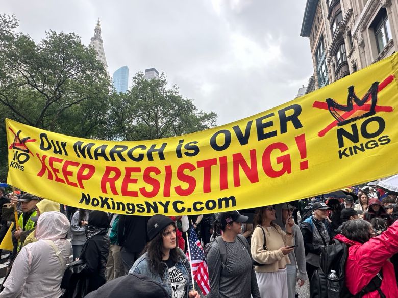 시위대의 행진이 끝나기로 약속된 플랫 아이언 빌딩 앞. 주최 측은 플래카드를 들어 행진 종료 지점이라는 점을 알렸다./윤주헌 특파원