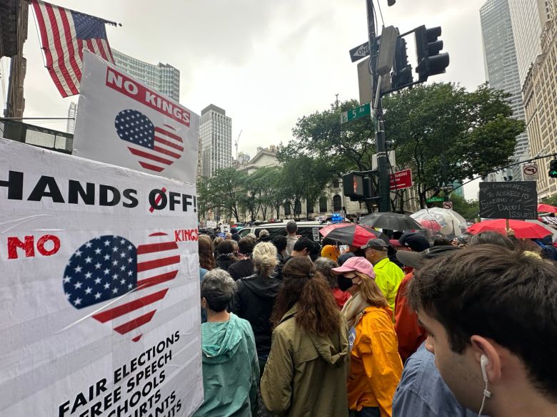 14일 미국 뉴욕에서는 뉴욕 공공 도서관 앞에서 시위대가 운집해 행진을 시작했다./윤주헌 특파원