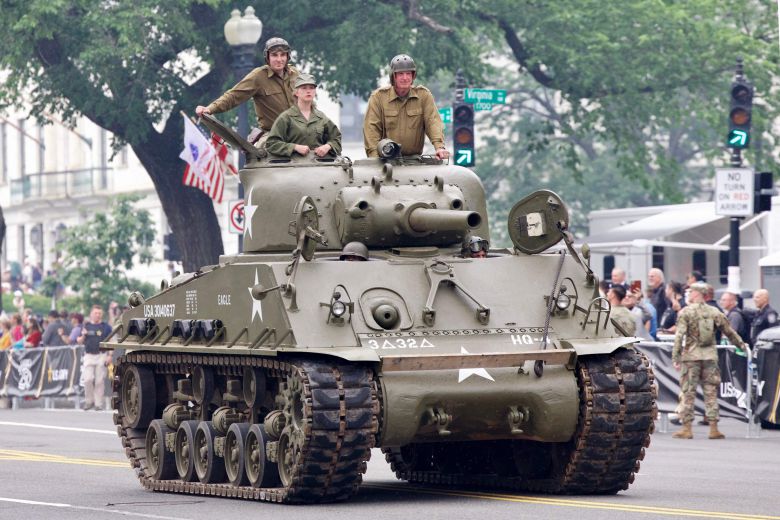 14일 워싱턴 DC에서 열린 육군 창설 250주년 기념 퍼레이드에서 2차대전 당시 미국이 개발한 M4 셔먼전차가 행진하고 있다./AFP 연합뉴스