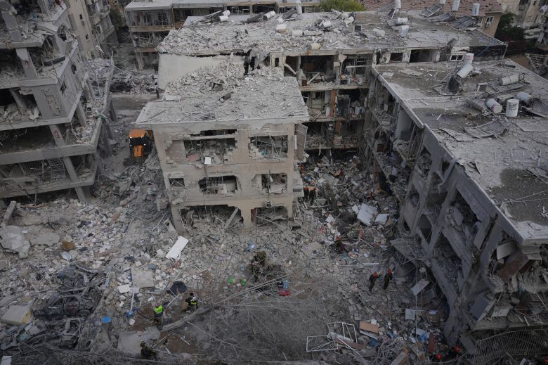 6월 15일 일요일 이스라엘 텔아비브 인근의 주택가 건물이 이란에서 발사된 미사일에 파괴된 모습./AP 연합뉴스