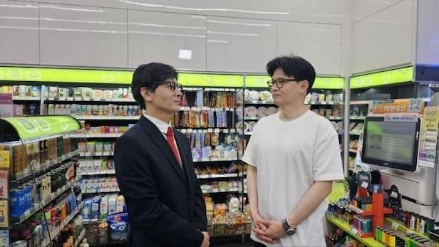 한동훈 전 국민의힘 대표와 마주한 개그맨 정성호. 지난 대선 경선 기간 한동훈과 편의점에서 만나 티격태격하는 영상은 통합 1000만 조회수를 돌파했다. /SNL코리아 영상 캡처