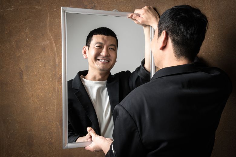 지난 9일 조선일보 본사에서 만난 개그맨 정성호. 정치인 풍자로 지난 대선에서 화제가 된 그는 "성대모사에 반드시 개그를 얹는다는 게 제 철칙"이라고 했다. / 고운호 기자