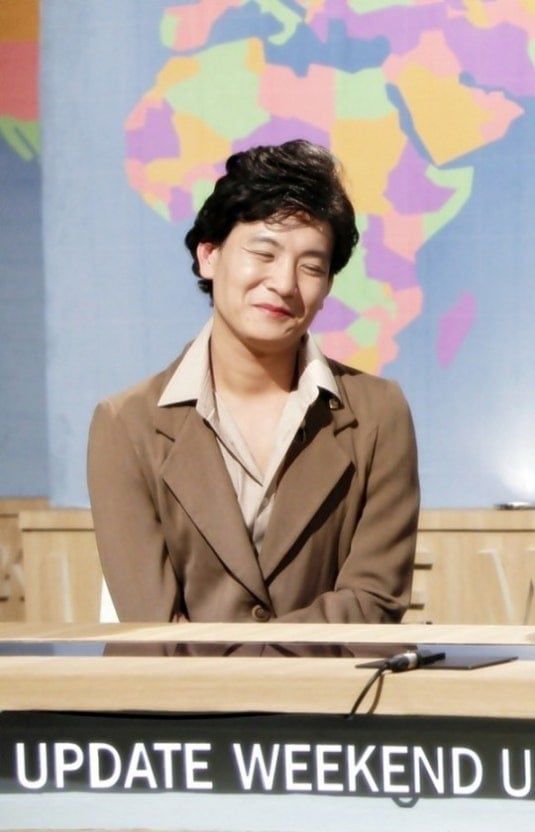 100여명에 달하는 유명인을 흉내낸 개그맨 정성호에게 모사가 가장 쉬웠다는 박근혜 전 대통령 패러디. 가발만 쓰면 됐을 정도로 웃는 모습이 많이 닮았다는 평을 들었다. /SNL코리아 영상 캡처