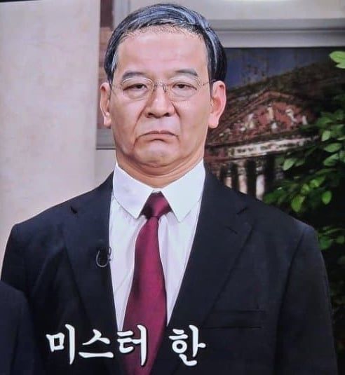 개그맨 정성호가 한덕수 전 총리로 분장하고 연기하는 모습. 입술이 살짝 비대칭인 디테일까지 표현하려고 노력했다. /SNL코리아 영상 캡처