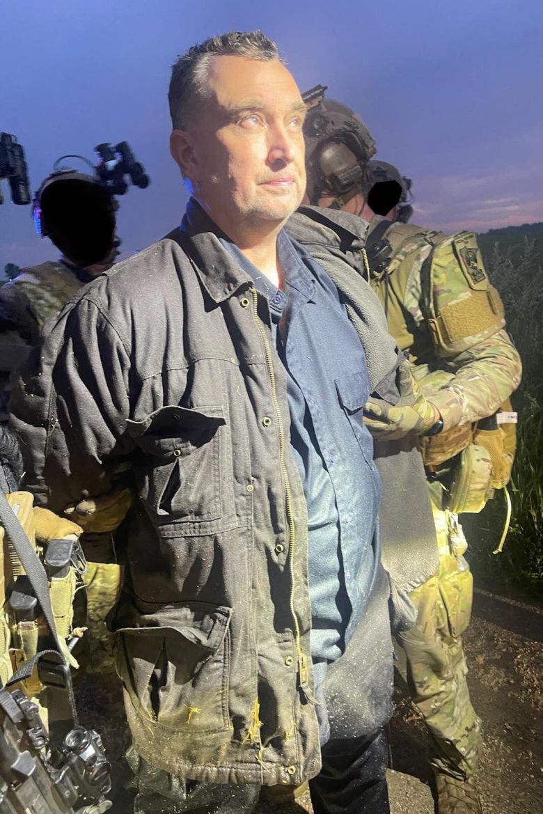 미네소타주 의원 부부 총격 살해 사건 용의자 밴스 보엘터가 15일 밤 체포됐다. 사진은 체포 직후 모습./Ramsey County Sheriff's Office