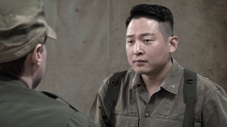 19일 개봉하는 다큐멘터리 ‘승리의 시작’의 재연 장면. 백선엽(신유환·오른쪽) 장군이 미군 장교와 전황을 논의하고 있다. /퓨어웨이픽쳐스