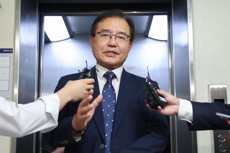 순직 해병 사건 수사 외압 의혹을 수사하는 이명현 특별검사가 16일 오전 서울 서초구 사무실에서 취재진 질문에 답변하고 있다. /연합뉴스