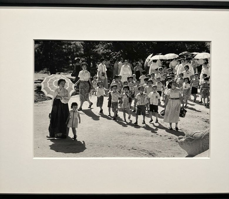 서울시립 사진미술관에 전시 중인 이형록 작가의 '소풍날'/이혜운 기자