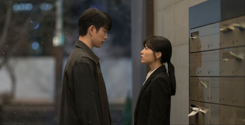 유미래인 척 하는 미지(박보영)와 미지를 고등학생 시절부터 한결같이 바라봤던 이호수(박진영). 두손리 같은 동네 살았던 인연으로, 호수는 학창 시절 두손봉을 오르는 단체 등반에서 모두가 자신을 동정하거나 우려했는데, 미지만이 자신을 믿고 두손봉 꼭대기에서 기다려줬다며 그 때문에 정상에 올랐고, 미지가 첫사랑이 됐다고 고백한 바 있다.  /tvN