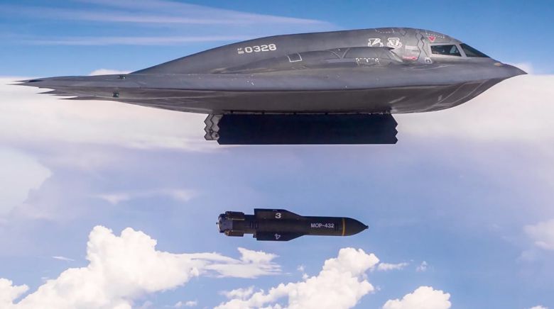 2023년 5월에 공개된 B-2 스텔스 폭격기의 GBU-57 투하 훈련 모습