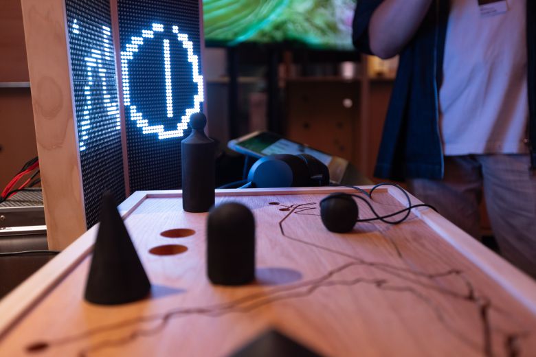 스페인 바르셀로나 피라 몬주익에서 열린 '소나르+D’ 행사에서 관객들이 한국 작가 김태은의 작품을 체험하고 있다. /ⓒAndreu Picher García, 아트코리아랩 제공