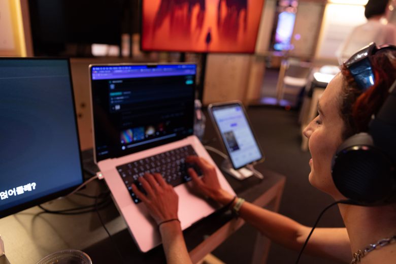 스페인 바르셀로나 피라 몬주익에서 열린 '소나르+D’ 행사에서 관객이 한국 작가 박승순 스튜디오의 작품을 체험하고 있다. /ⓒAndreu Picher García, 아트코리아랩 제공