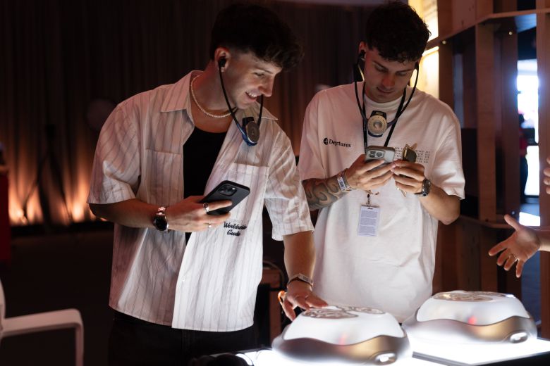 스페인 바르셀로나 피라 몬주익에서 열린 '소나르+D’ 행사에서 관객들이 한국 작가 어스토피아의 작품을 체험하고 있다. /ⓒAndreu Picher García, 아트코리아랩 제공