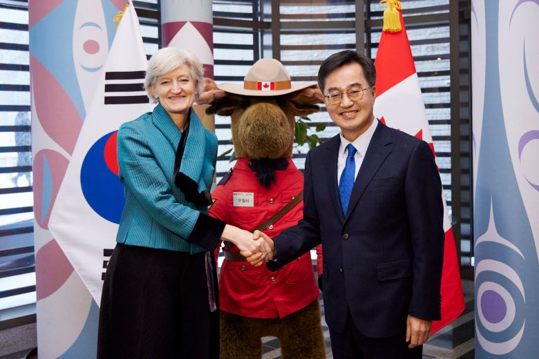 지난 2월 6일 주한 캐나다 대사관에서 김동연 경기도지사가 경기도-캐나다 교류협력 강화 논의를 위해 타마라 모휘니 주한 캐나다 대사를 면담했다./뉴스1