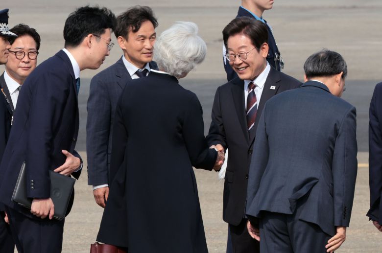 주요 7개국(G7) 정상회의에 참석하는 이재명 대통령이 16일 성남 서울공항에서 환송 나온 타마라 모휘니 주한 캐나다 대사와 인사하고 있다./연합뉴스