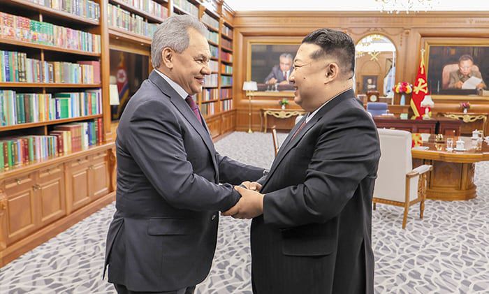 김정은·쇼이구 만나 공병 파병 논의 - 김정은(오른쪽) 북한 국무위원장과 세르게이 쇼이구 러시아 국가안보회의 서기가 지난 4일 평양에서 만나 인사하는 모습. 쇼이구 서기는 17일에도 평양을 찾아 김정은을 만났는데, 이 자리에서 공병 파병 등을 논의했다고 러시아 매체들이 전했다. /조선중앙통신 연합뉴스