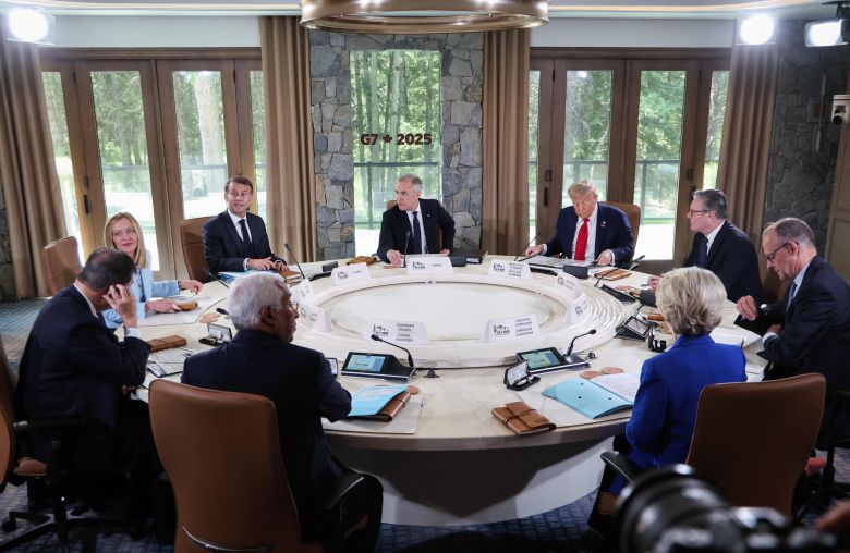 지난 16일 캐나다 카나나스키스에서 열린 G7 정상회의 실무세션에 참석한 각국 정상. 왼쪽부터 시계방향으로 이시바 시게루 일본 총리, 조르자 멜로니 이탈리아 총리, 에마뉘엘 마크롱 프랑스 대통령, 마크 카니 캐나다 총리, 도널드 트럼프 미국 대통령, 키어 스타머 영국 총리, 프리드리히 메르츠 독일 총리, 우르줄라 폰 데어 라이엔 유럽연합 집행위원회 위원장, 안토니오 코스타 유럽연합 이사회 의장./AFP연합뉴스