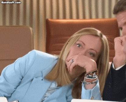 지난 16일  캐나다 앨버타 카나나스키스에서 열린 G7 정상회의에서 대화를 나누고 있는 조르자 멜로니 이탈리아 총리(왼쪽)과 에마뉘엘 마크롱 프랑스 대통령./ 엑스